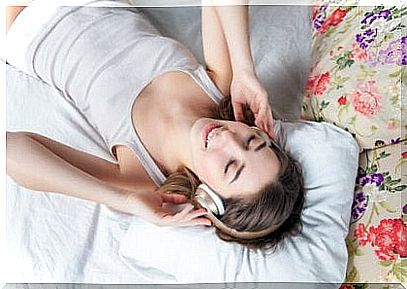 woman-listening-music-in-bed