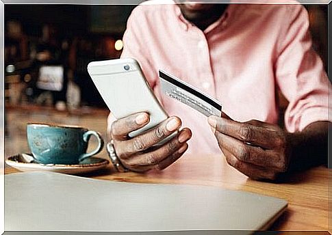 man shopping on cell phone